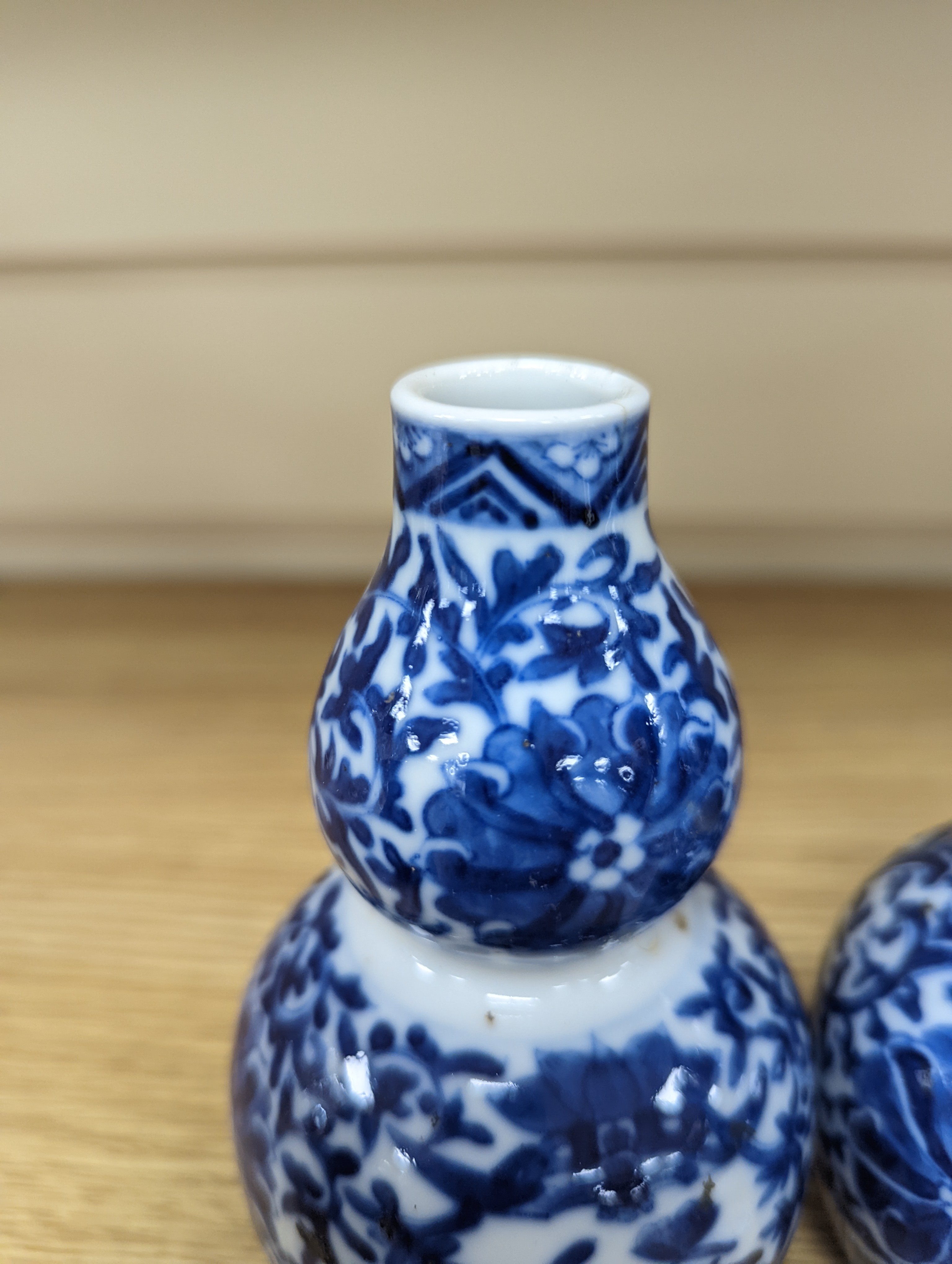 A pair of Chinese blue and white double-gourd small vases 14cm